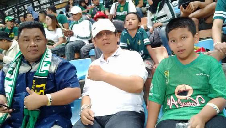 Yusuf Hidayat (paling kiri), bonek asal Semampir Surabaya saat memback up kesebelasan kesayangannya di Stadion GBT Surabaya. foto: Istimewa/ BANGSAONLINE.com