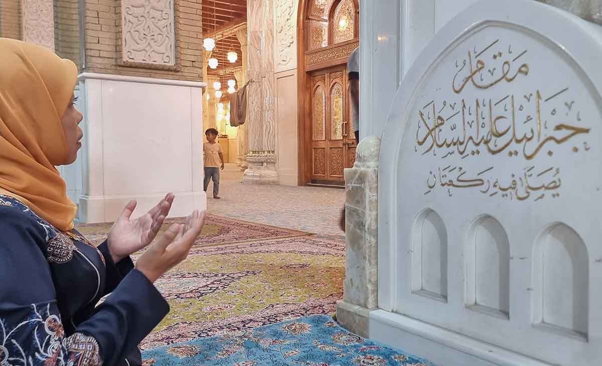 Ketua Umum PP Muslimat NU, Khofifah Indar Parawansa, saat berdoa di Masjid Kufah, Irak.