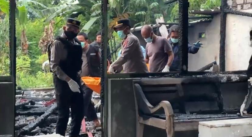 Polisi saat mengevakuasi jasad korban setelah melakukan olah TKP