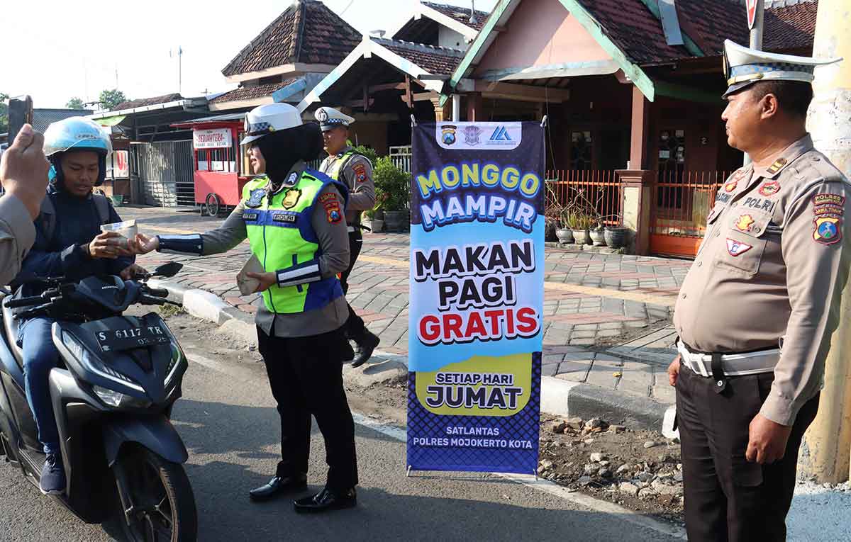 Satlantas Polres Mojokerto Kota  Bagikan Makan Gratis ke Pengguna Jalan