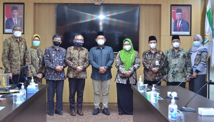 Bupati Gus Yani dan Rektor Unusa serta Wabup Bu Min dan pejabat Pemkab Gresik usai penandatanganan MoU. foto: SYUHUD/ BANGSAONLINE.com