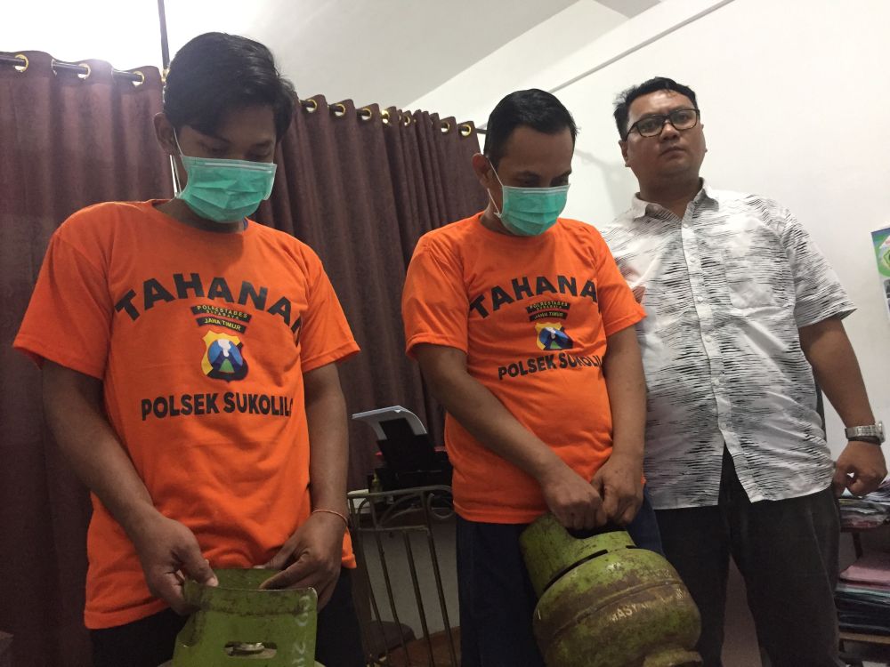 Kedua pelaku yang diamankan Unit Reskrim Polsek Sukolilo saat dihadirkan beserta barang bukti