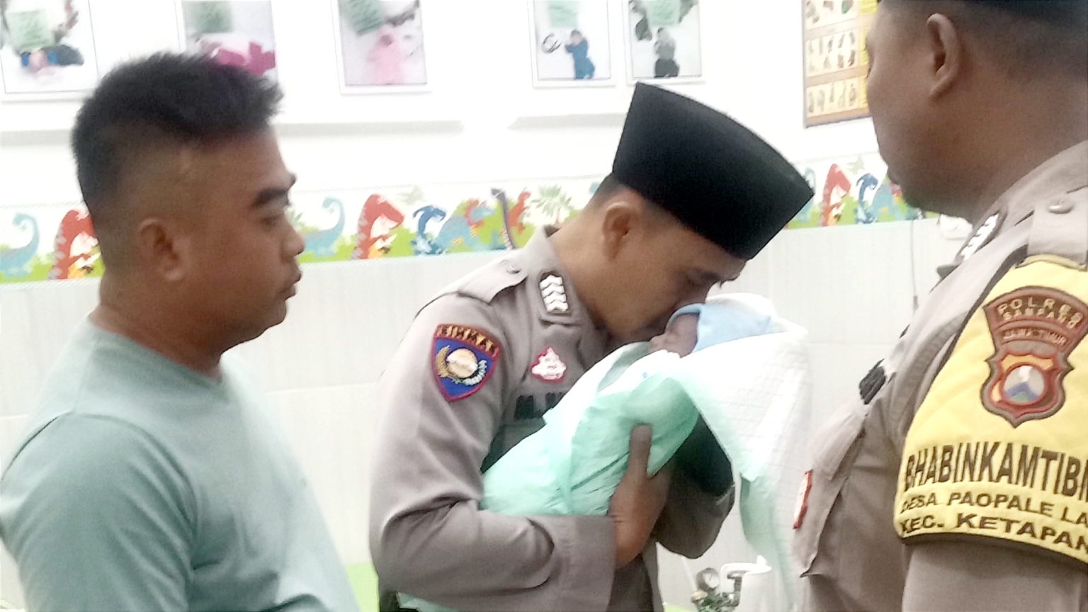 Polisi saat melihat kondisi bayi yang ditemukan di Desa Ketapang Barat