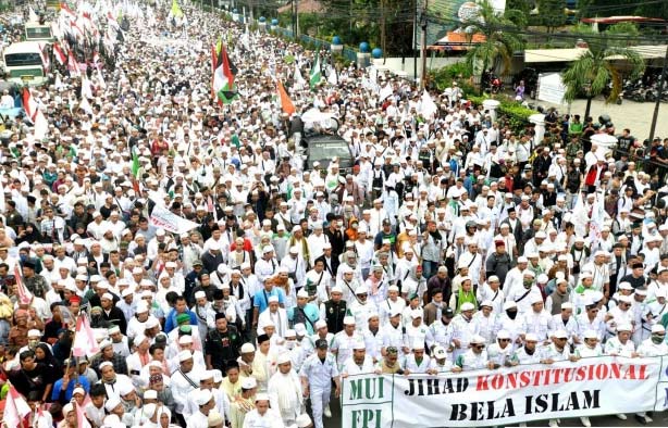 Massa dari sejumlah ormas muslim berkumpul di Masjid Istiqlal Jakarta untuk gelar Aksi Damai, Jumat (14/10). Mereka memrotes Gubernur DKI Jakarta, Basuki Tjahaja Purnama alias Ahok lantaran dinilai menistaan agama Islam. foto: merdeka.com