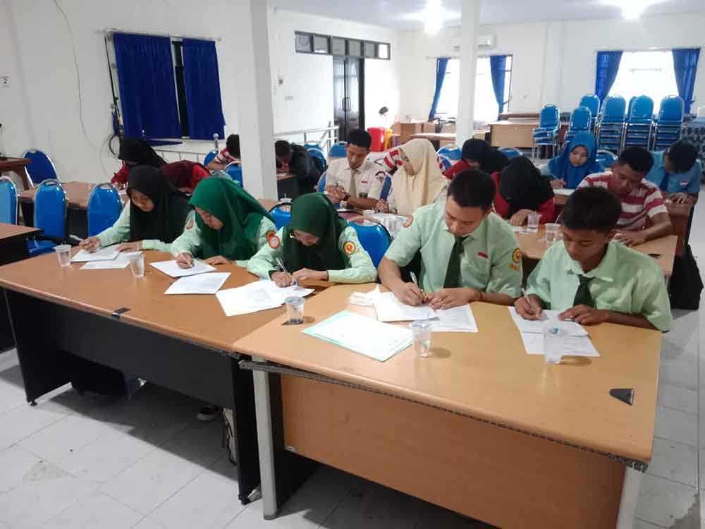 Sebanyak 20 pelajar dari berbagai sekolah yang lolos seleksi awal mengikuti tahapan tes tulis, wawancara seputar wawasan kebangsaan dan Kamtibmas, serta pembekalan di Aula Cabang Dinas Pendidikan Kabupaten Bangkalan, Rabu (24/9/2025).