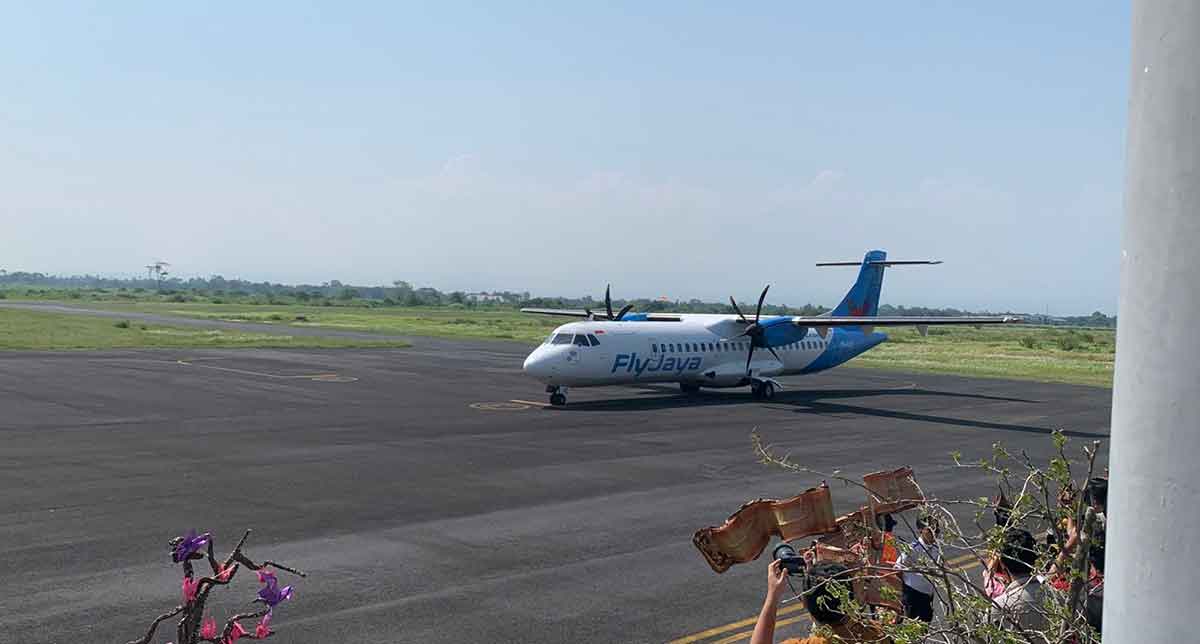Penerbangan perdana di Bandara Notohadinegoro, Jember.