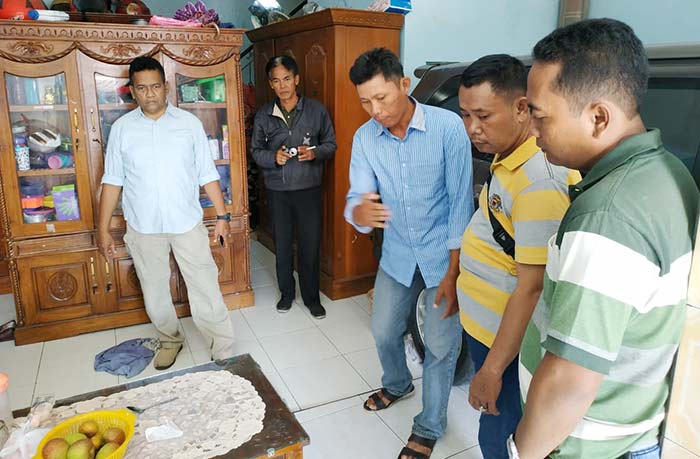 Pakai kemaja putih, Kanit Reskrim Polsek Candi Iptu Isbahar Buamona.