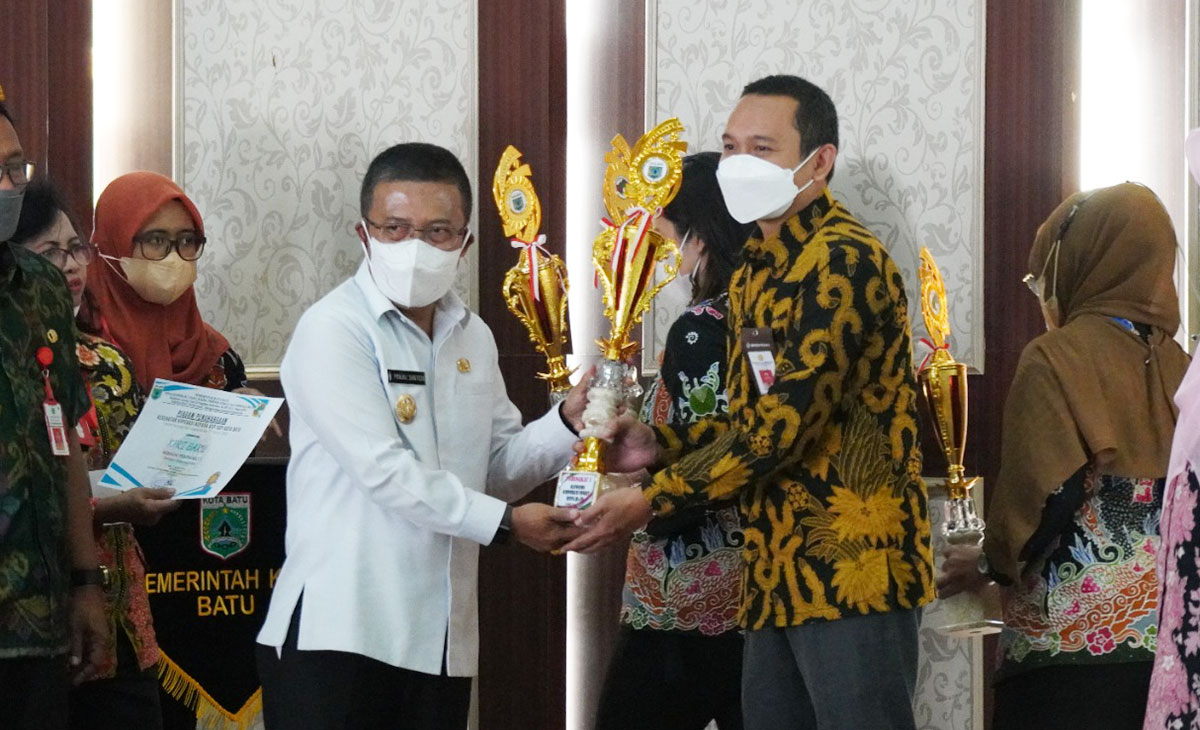 Wakil Wali Kota Punjul Santoso memberikan penghargaan kepada 6 koperasi.