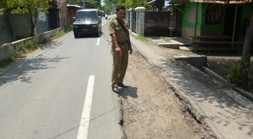 Jalan Ambles Pasca Galian PDAM, Warga Ancam Tutup Jalur Kabupaten