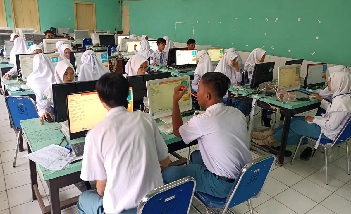 Simulasi tes SNBT (seleksi nasional berbasis tes) yang diikuti 810 sekolah SMA/SMK di 38 kota/kabupaten secara gratis.