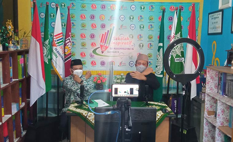 Wakasek SDM Limas Ali Sodiqin dan pengisi acara, Ustad Suhadi Fajar dalam webinar bertemakan "Ayah Bunda Generasi Hebat".