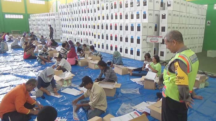 Segini Tarif Emak-emak Pelipat Kertas Suara di Jombang