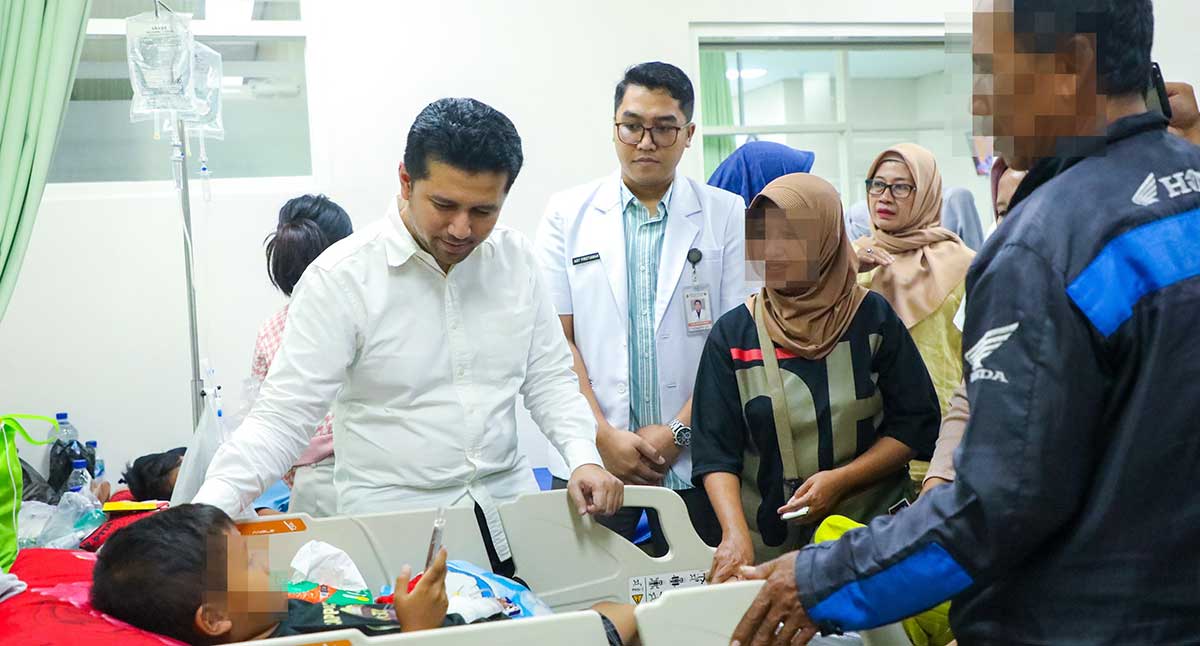 Wagub Jatim, Emil Dardak, ketika menjenguk salah satu korban terdampak dugaan keracunan program MBG yang dirawat di RSUD Prof. dr. Soekandar, Kabupaten Mojokerto.