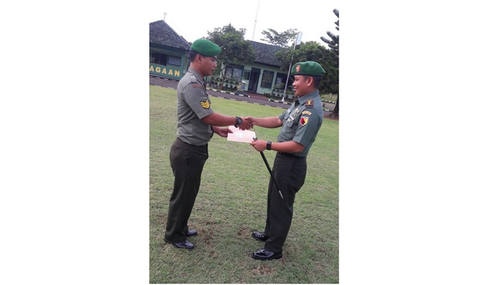 Dandim 0801 Pacitan Letkol (Kav) Aristoteles Hekeng Nusa Lawitang, saat memberikan ucapan selamat pada prajurit yang pindah tugas. Foto: IST