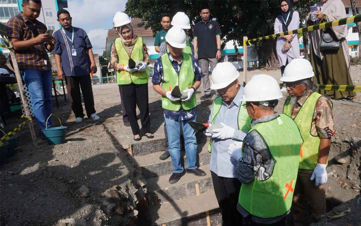 Peletakan batu pertama secara simbolis dilakukan oleh 7 pejabat yang merupakan perwakilan dari YBCMP dan Universitas. Foto: Ist