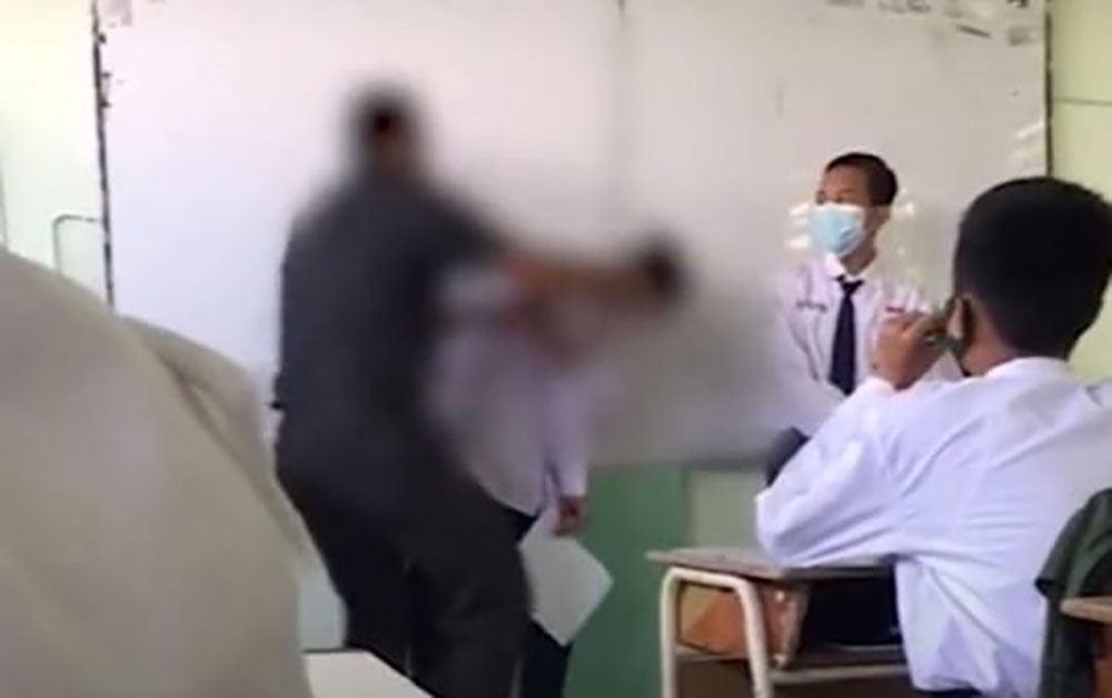 Tangkapan layar video kekerasan yang dilakukan oleh seorang oknum guru di Kota Surabaya.