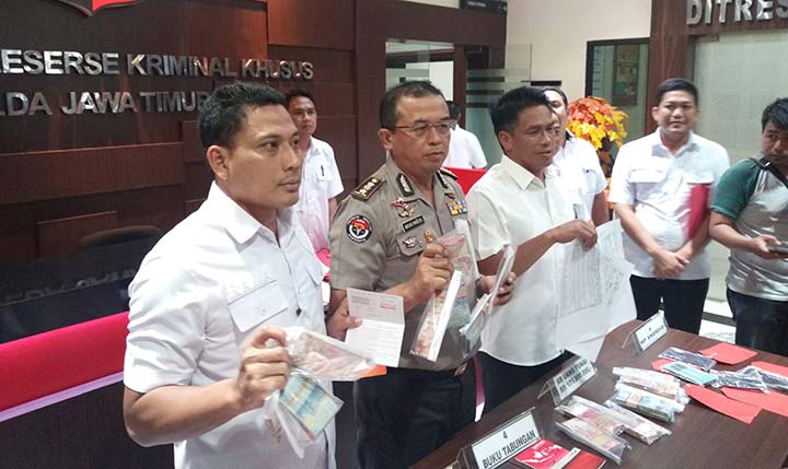 Kabid Humas Polda Jatim Kombes Pol Barung Mangera didampingi Dirreskrimsus Polda Jatim Kombes Pol Ahmad Yusep Gunawan dan Kasubdit/III Tipikor Polda Jatim, AKBP Rama Samtama Putra, S.I.K., M.H., M.Si saat merilis hasil OTT.