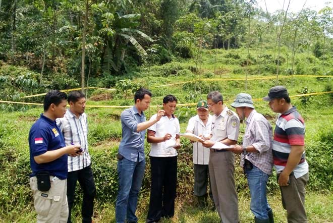 BPN dan penyidik saat melakukan pemeriksaan lapangan