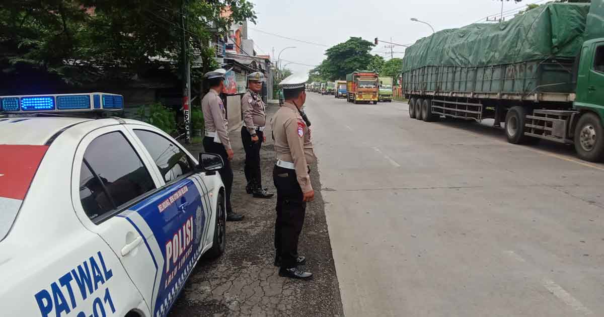 Petugas dari Satlantas Polres Gresik ketika memantau arus lalu lintas di Jalan Raya Duduksampeyan. Foto: Ist