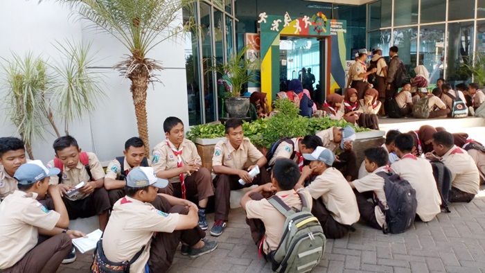 Puluhan Siswa SMK Negeri 1 Singgahan terlantar di depan Kantor Bank Negara Indonesia (BNI) Cabang Tuban, Kamis (16/8).