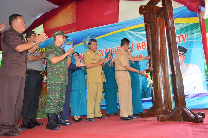 Bupati Nganjuk Drs H Taufiqurrahman memukul kentongan tanda dibukanya BBGR dan HKG TP PKK Kabupaten Nganjuk. foto: BAMBANG DJ/ BANGSAONLINE