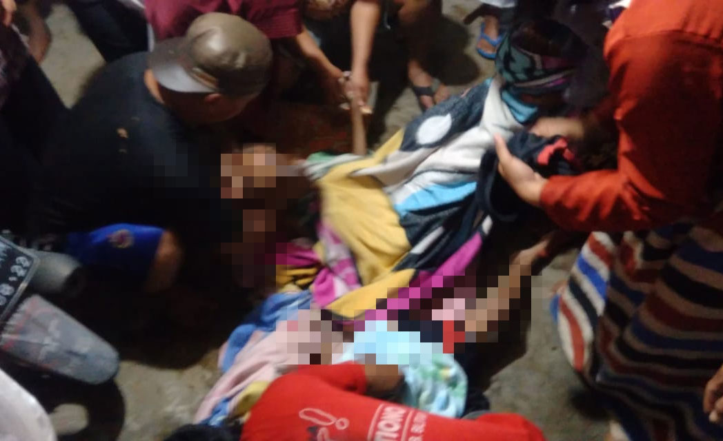 Kedua korban usai dievakuasi dari Sungai Coban.