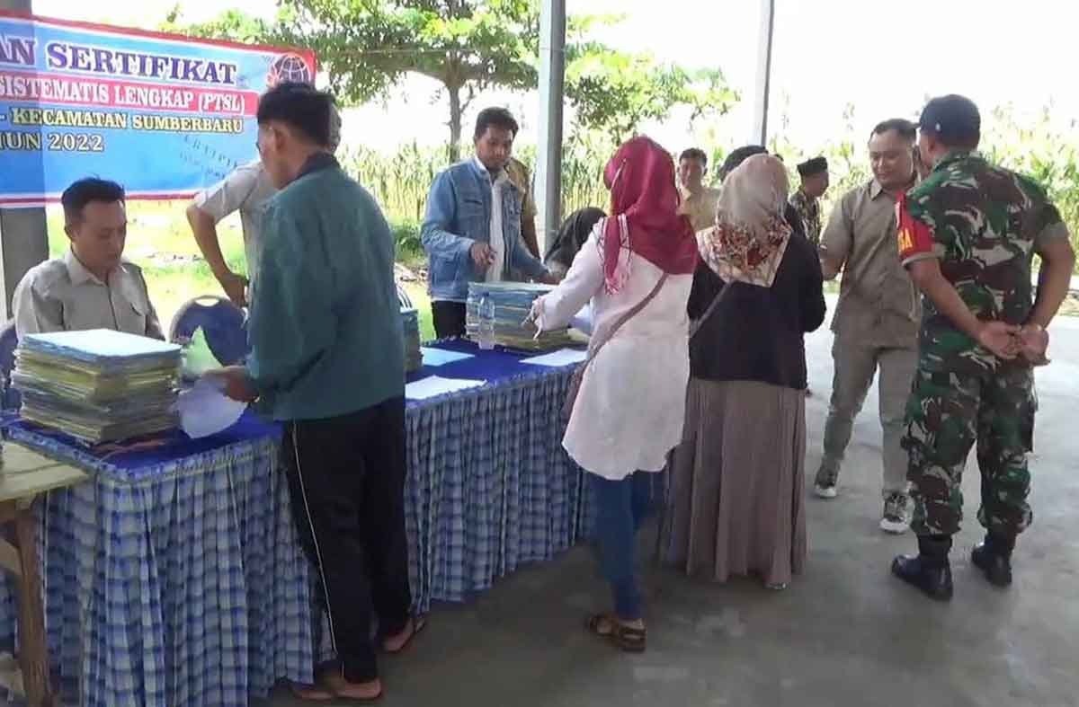 Pembagian SHM yang dilakukan petugas kepada warga di Desa Sumber Agung, Kecamatan Sumberbaru, Jember.
