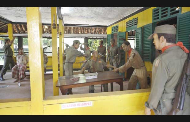 Anggota PKI sedang menyiksa dan menawan Mayjen S Parman, Mayjen Suprapto, Brigjen Sutoyo dan Lettu Pierre Tendean di serambi rumah di dalam Monumen Lubang Buaya Jalan Raya Pondok Gede, Jakarta Timur, 4 Juli 2012. TEMPO/Subekti