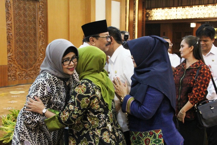 Dr. H. Soekarwo Beserta Ibu Dra.Hj.Nina Soekarwo Bersilaturahmi Dengan Seluruh Staf Di Lingkungan Pemprov Jatim.