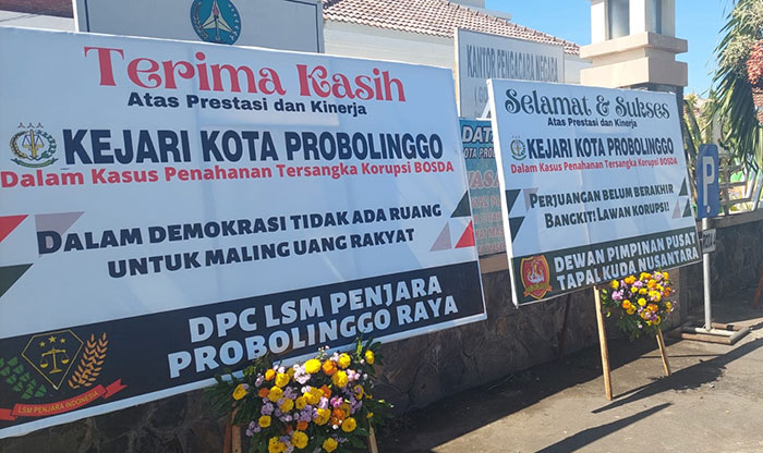Karangan bunga yang terpampang di depan Kantor Kejari Kota Probolinggo.