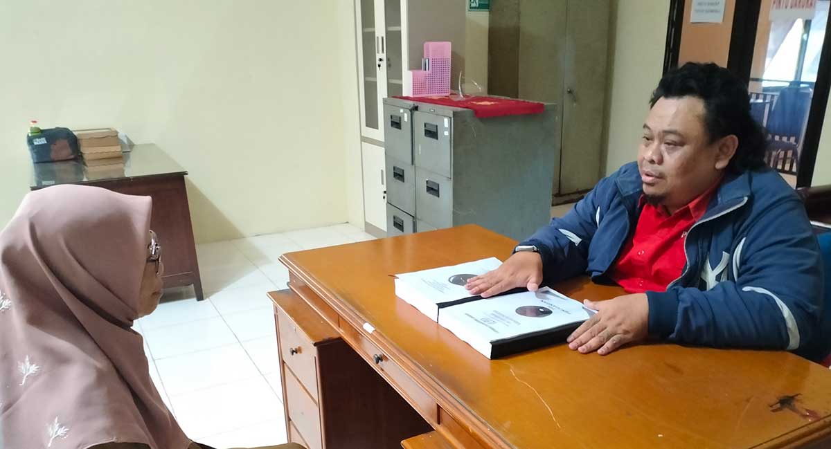 Ketua PAC PDIP Bangil, Idrus Harus, saat ke Bangkesbangpol Kabupaten Pasuruan.