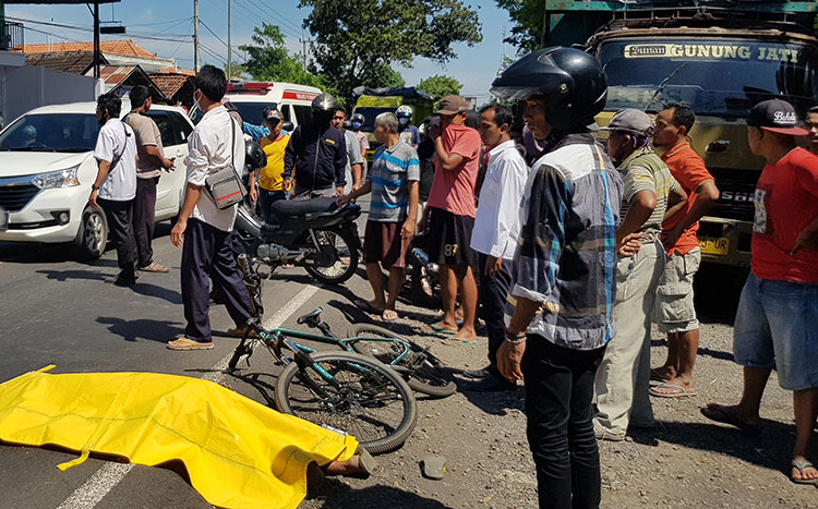 Asyik Gowes, Kepala Pecah Dilindas Truk Tronton