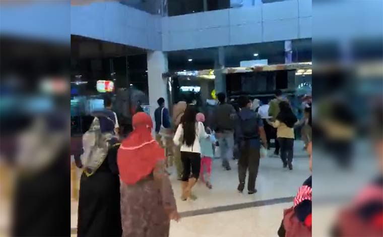 Warga yang sedang berbelanja di Blitar Town Square berhamburan saat gempa melanda.