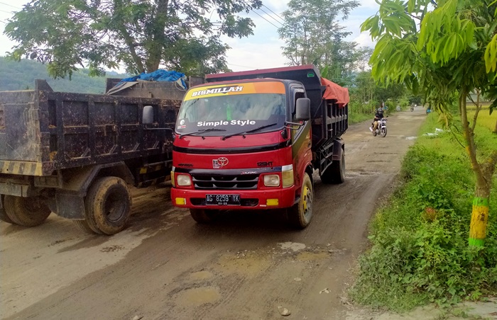 Kerusakan jalan yang dilalui oleh armada tambang. foto: HERMAN/ BANGSAONLINE