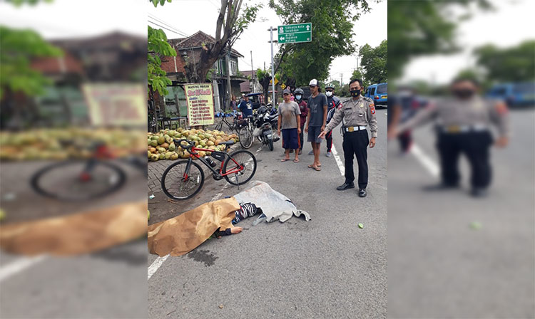 Petugas kepolisian saat mengevakuasi pesepeda yang meninggal dunia di sekitar area Bunderan Ketapang, Tanggulangin, Sidoarjo.
