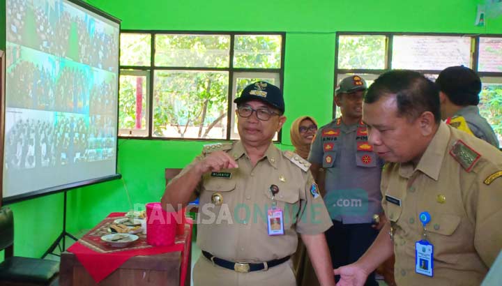 Bupati Blitar Rijanto saat memantau pelaksanaan UNBK di SMAN 1 Garum, Senin (8/4/2019).