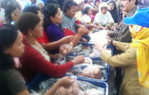 Warga saat mendatangi pasar murah di Kelurahan Semampir Kota Kediri, Senin (22/6). (foto: arif kurniawan/BANGSAONLINE)