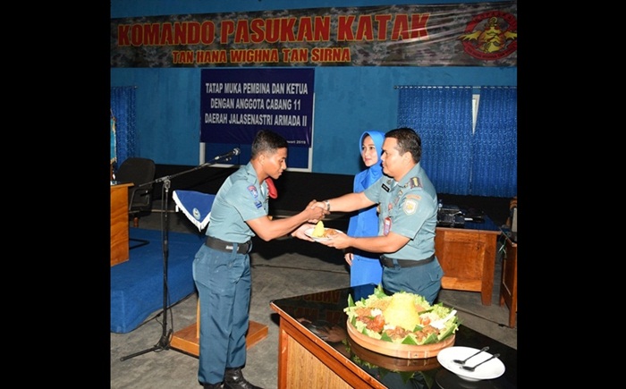 Pemotongan tumpeng oleh Ketua Cabang 11 yang diserahkan kepada prajurit Satkopaska yang termuda KLS Solihin Saleh (Paska Angkatan 41). 