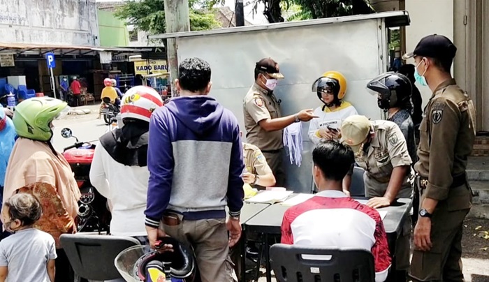 Petugas gabungan saat mendata para pelanggar prokes. foto: ist.