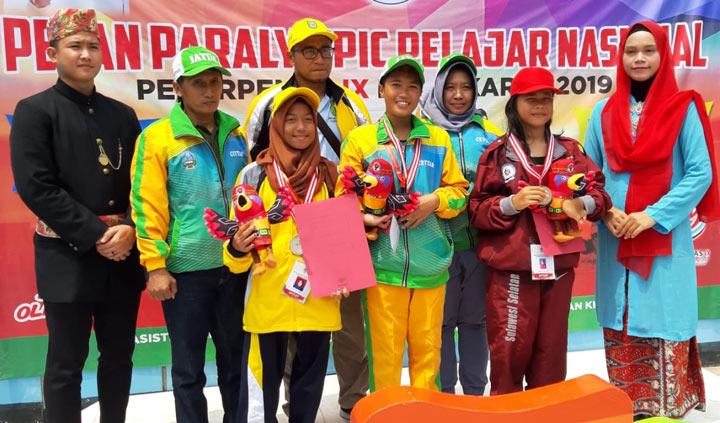Kontingen Jatim foto bersama usai meraih juara umum Pekan Paralympic Pelajar Nasional (Peparpenas) IX Tahun 2019.