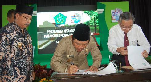 TEKEN HIBAH- Bupati Sidoarjo Saiful Ilah dan Presdir PT Maspion Grup Alim Markus disaksikan Wabup Sidoarjo MG Hadi Sutjipto, meneken perjanjian kerjasama lahan Frontage Road Waru, di Pendapa Delta Wibawa,  20 Juni 2013 lalu. foto dokumen BangsaOnline