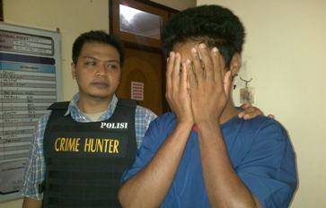 TAK PATUT DITIRU – Tersangka didampingi polisi. Foto rusmiyanto/BANGSAONLINE