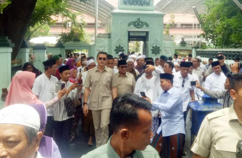 Prabowo Subianto sebelum sholat Jumat di Masjid Ampel, Surabaya. foto: ist