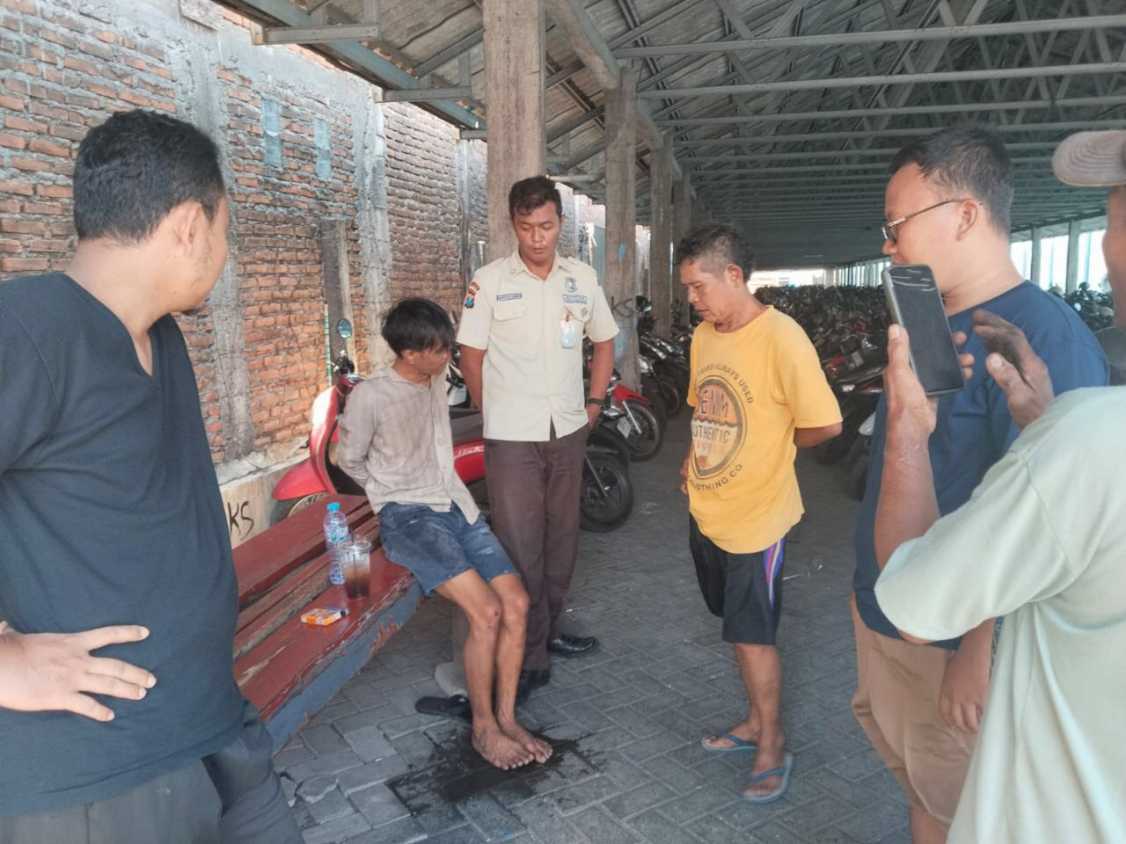 Pelaku saat diamankan warga usai kepergok curi HP
