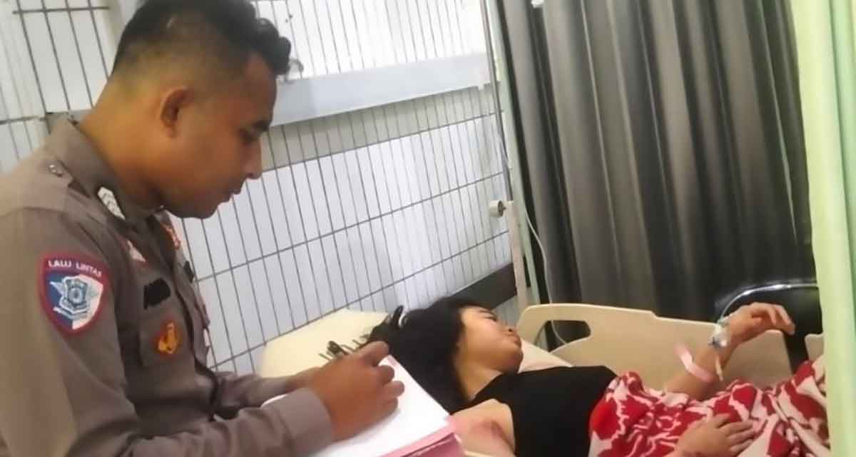 Petugas saat mendata korban kecelakaan di Surabaya.
