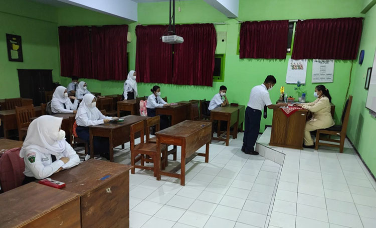 Pembelajaran tatap muka di salah satu sekolah di Kota Blitar. (foto: ist)