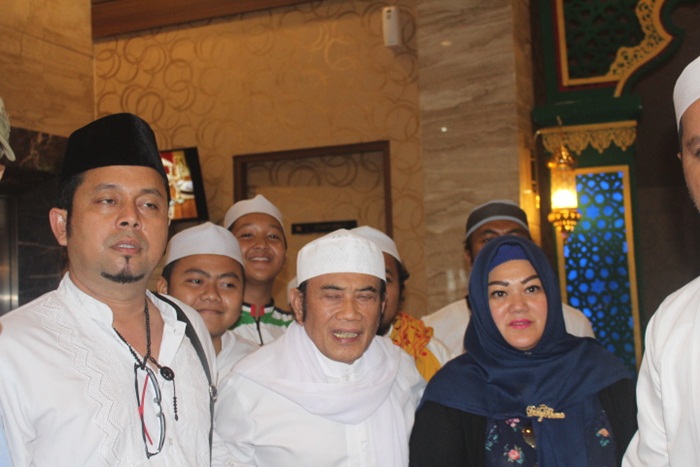 Rhoma Irama usai menghadiri pertemuan dengan tokoh agama.