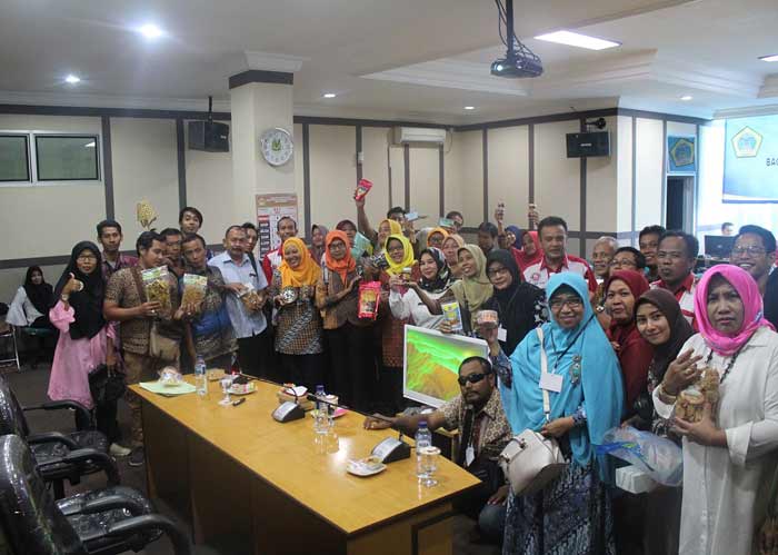 Para pelaku UMKM di Gresik saat mengikuti sosialisasi perizinan yang digelar DPMPTSP, belum lama ini. foto: ist