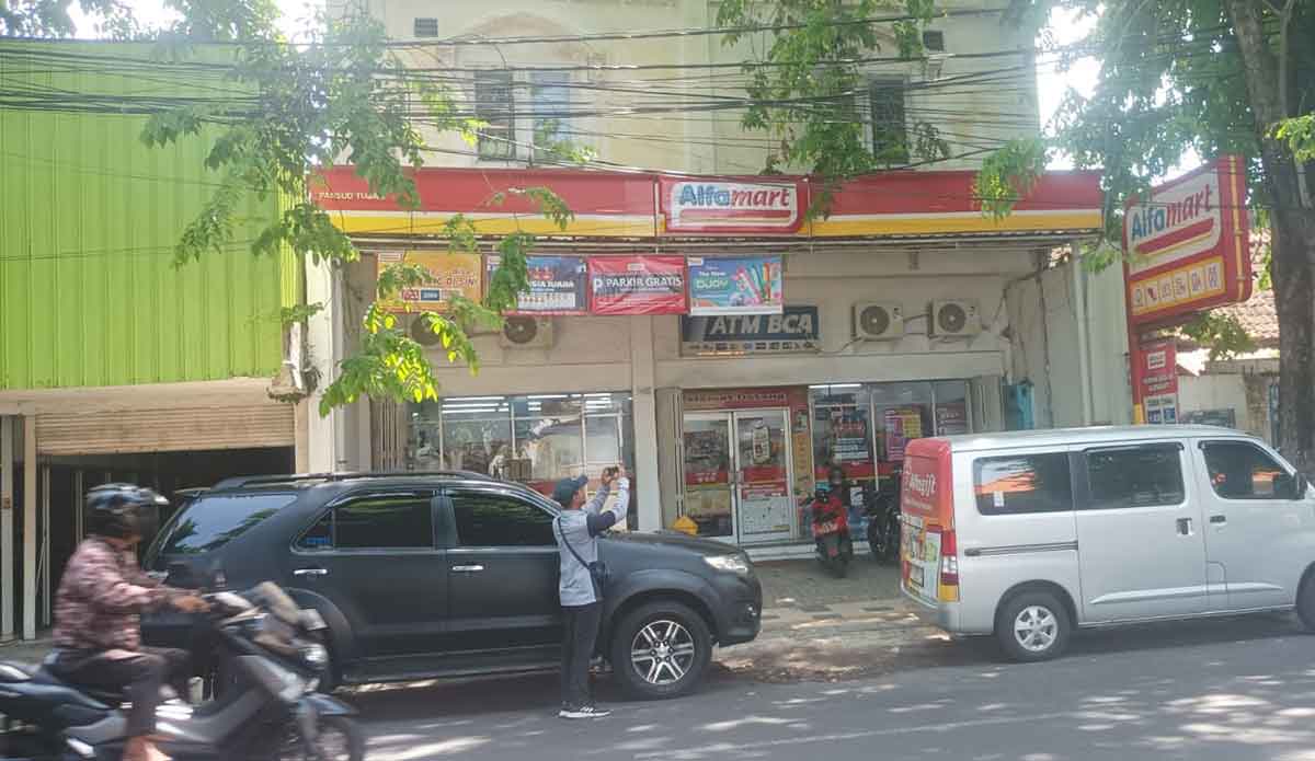 Minimarket di Tuban Dirampok, Pelaku Bersenjata Gasak Rp47 Juta