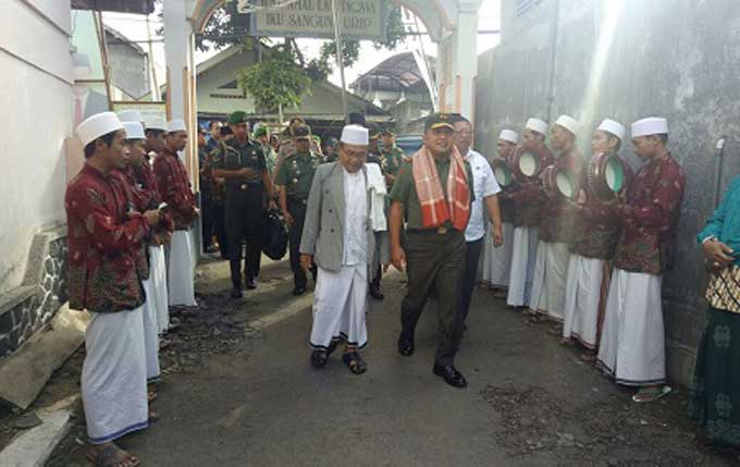 Pangdam ketika datang di Ponpes Al Hikmah Melathen desa Bolorejo, Kauman, Tulungagung.